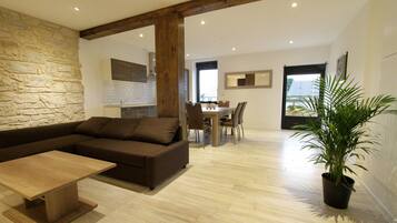 高級頂樓客房, 2 間臥室, 露台, 花園 | 起居區 | 平面電視