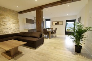 Penthouse superior, 2 habitaciones, Terraza, en el área del jardín | Área de sala de estar | Televisión de pantalla plana