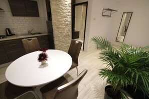 Comfort-Apartment, 1 Schlafzimmer, Kochnische | Essbereich im Zimmer