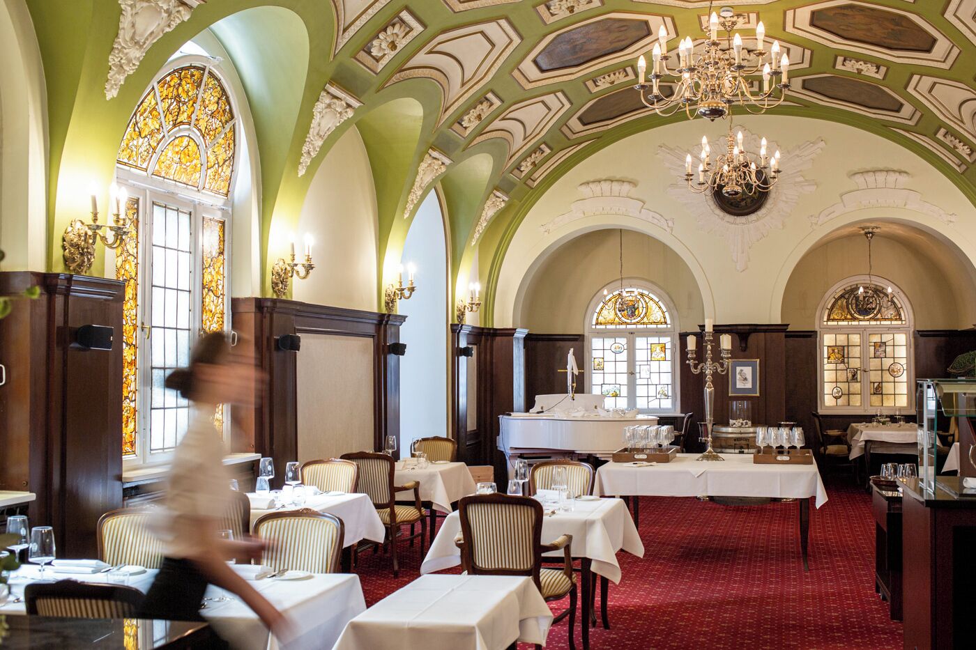 2 restaurantes; se sirven desayunos, almuerzos, cenas y cocina local 