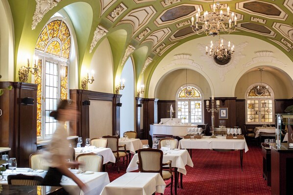 2 restaurantes, se sirven desayunos, comidas, cenas y cocina local