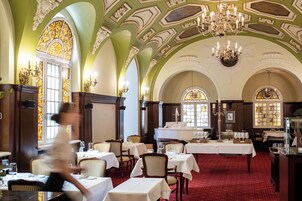 2 restaurantes; se sirven desayunos, almuerzos, cenas y cocina local 