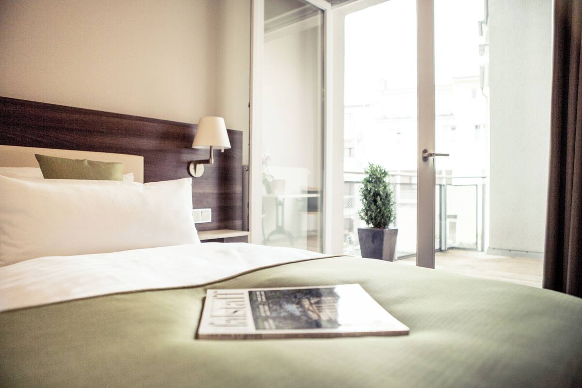 deluxe double room, non smoking, balcony | minibar, in-room safe, desk, soundproofing