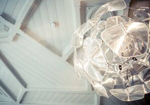 Un candelabro con múltiples detalles de vidrio transparente colgado del techo.