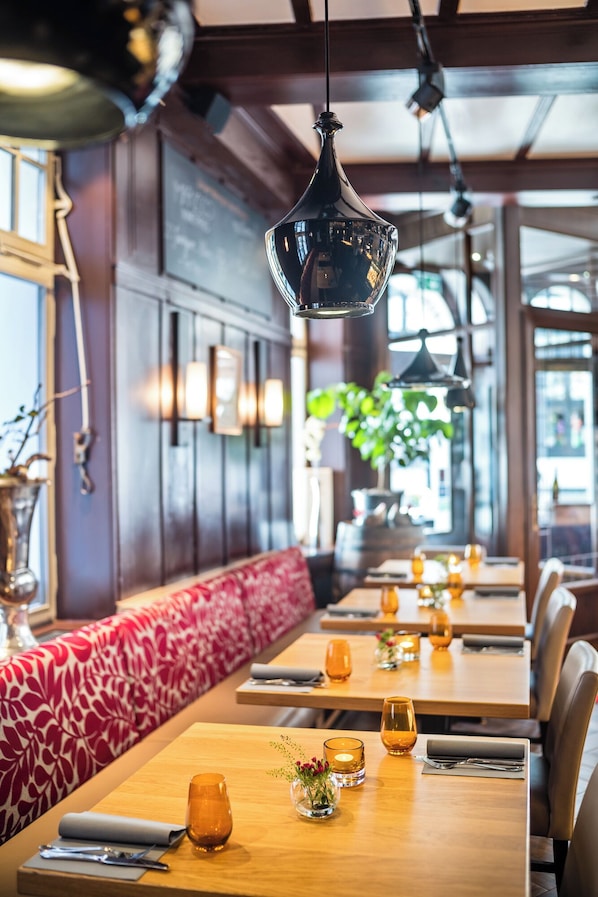 2 restaurants; breakfast, lunch and dinner served 