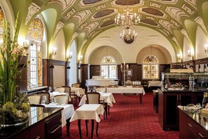 2 Restaurants, Frühstück, Mittagessen, Abendessen, lokale Küche