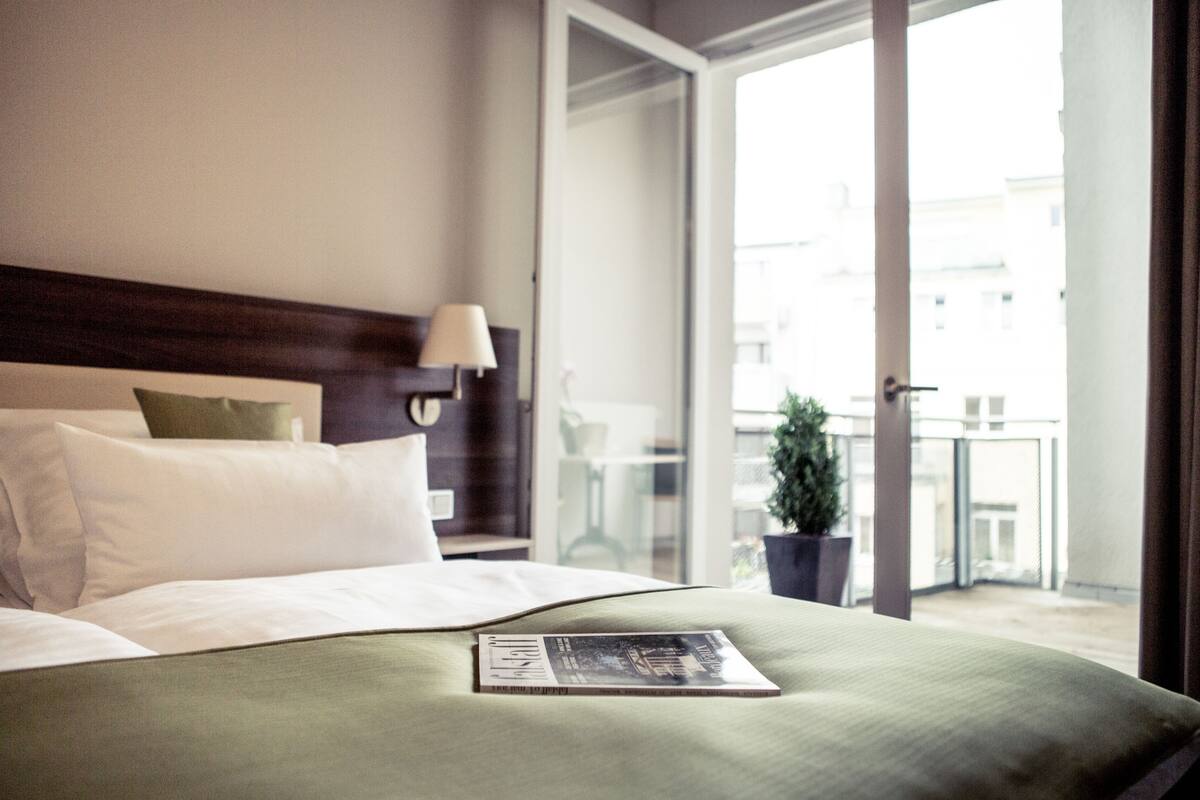 deluxe double room, non smoking, balcony | minibar, in-room safe, desk, soundproofing