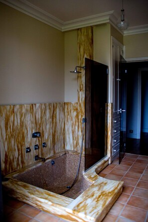 Dusche, kostenlose Toilettenartikel, Haartrockner, Handtücher