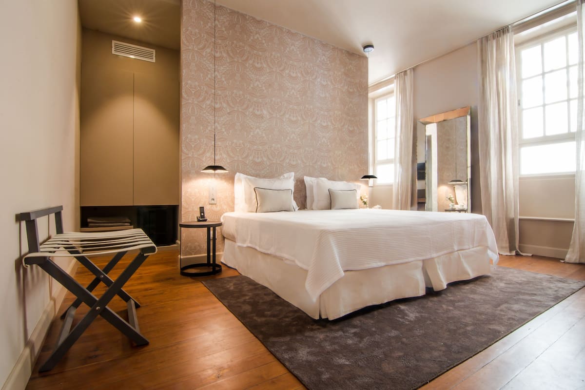 Deluxe tweepersoonskamer | Luxe beddengoed, pillowtop-bedden, een minibar, een kluis op de kamer