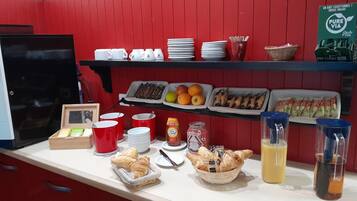 Dagelijks ontbijtbuffet (EUR 8 per persoon)