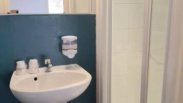 Chambre Double | Salle de bain | Douche, articles de toilette gratuits, sĂšche-cheveux