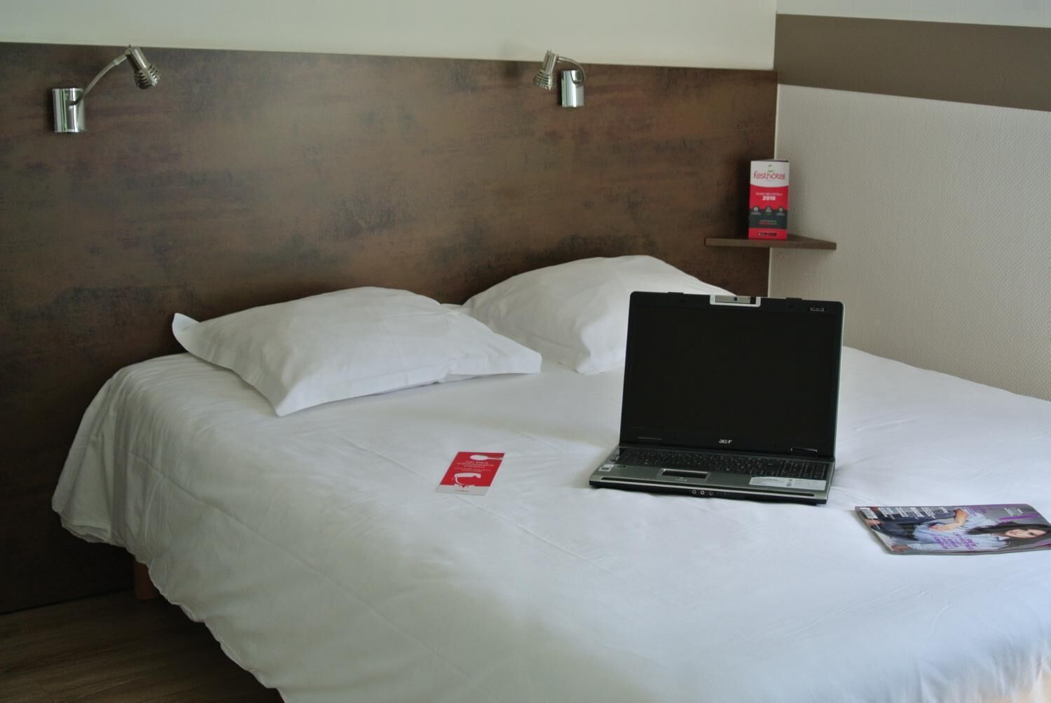 desk, free wifi, bed sheets