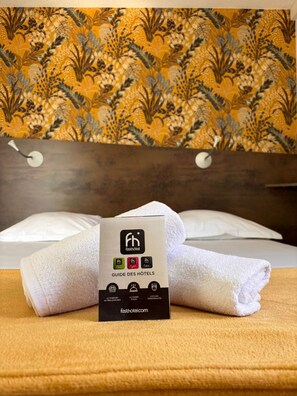 Escritorio, wifi gratis y ropa de cama 