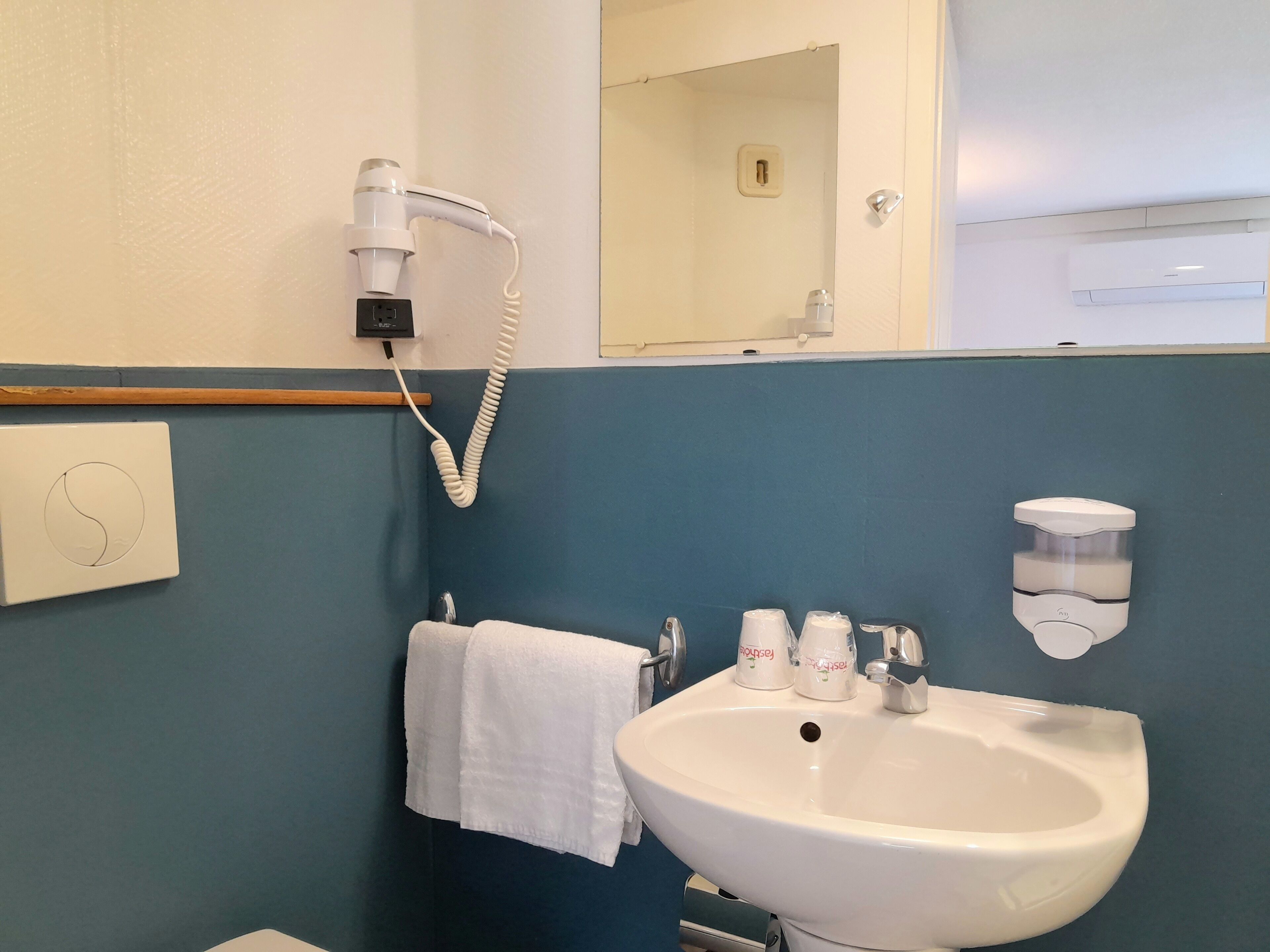 double room | bathroom | shower, free toiletries, hair dryer, towels