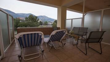 Basic-Doppel- oder -Zweibettzimmer, 1 Schlafzimmer, Bergblick, Bergseite | Zimmersafe, schallisolierte Zimmer, Bügeleisen/Bügelbrett, WLAN