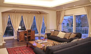 Executive-huvila, 6 makuuhuonetta, vuoristonäköala | Olohuone | Taulutelevisio, takka, DVD-soitin