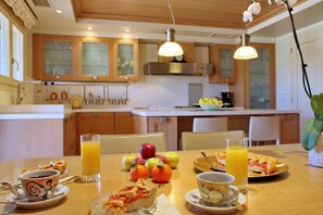 Villa ejecutiva, 6 habitaciones, vistas a la montaña | Servicio de comidas en la habitación