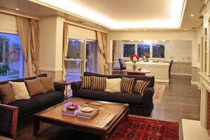 Villa ejecutiva, 6 habitaciones, vistas a la montaña | Zona de estar | Una televisión de pantalla plana, una chimenea, un reproductor de DVD