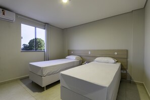Executive Twin Room | 1 bedroom, premium bedding, minibar, blackout drapes - WR Confort Hotel Campo Grande (Campo Grande)