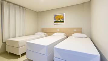 Quarto triplo executivo (Cama de Solteiro) | 1 quarto, roupas de cama premium, frigobar, cortinas blackout