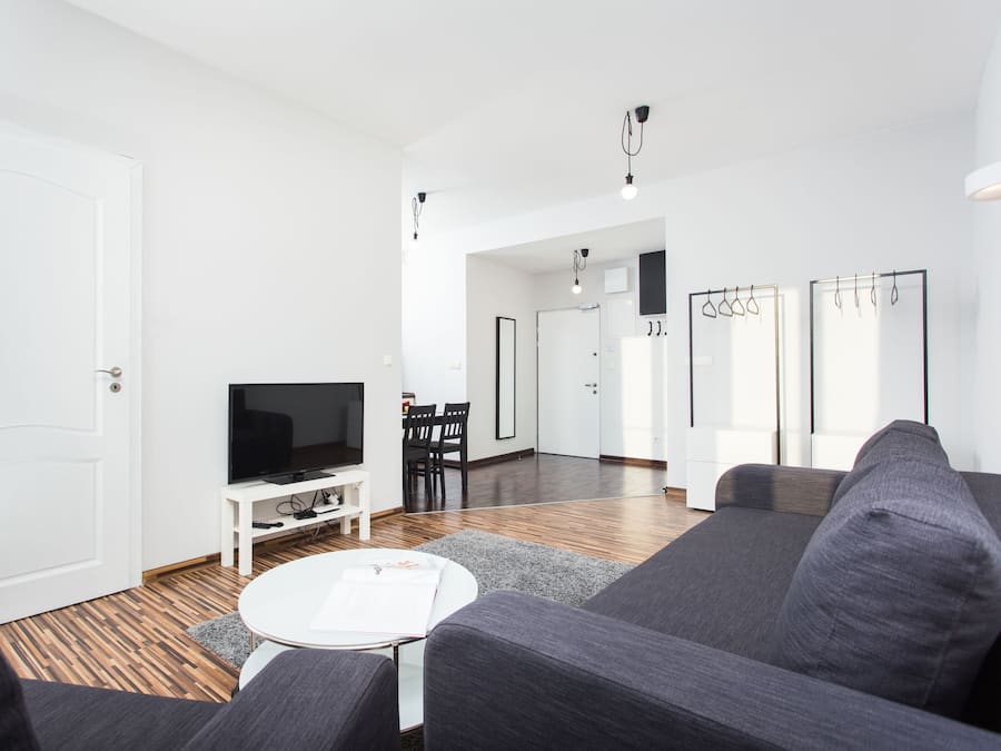 Apartament Deluxe (4th floor No Lift, 11) | Sala d'estar | Televisor de pantalla plana