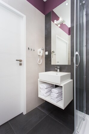 Habitación triple estándar (1st floor, 3) | Baño | Regadera, secadora de cabello, toallas, papel de baño