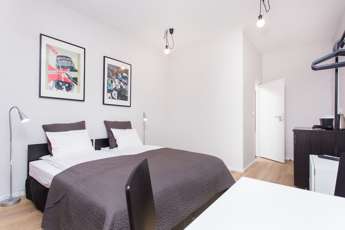 Standaard driepersoonskamer (2nd floor, 6) | Een bureau, een strijkplank/strijkijzer, gratis wifi