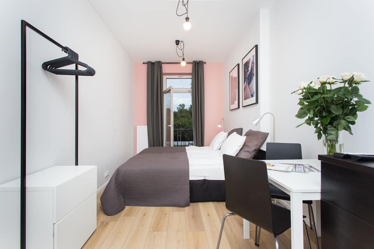 Studio, balkon (2nd floor, 4) | Een bureau, een strijkplank/strijkijzer, gratis wifi
