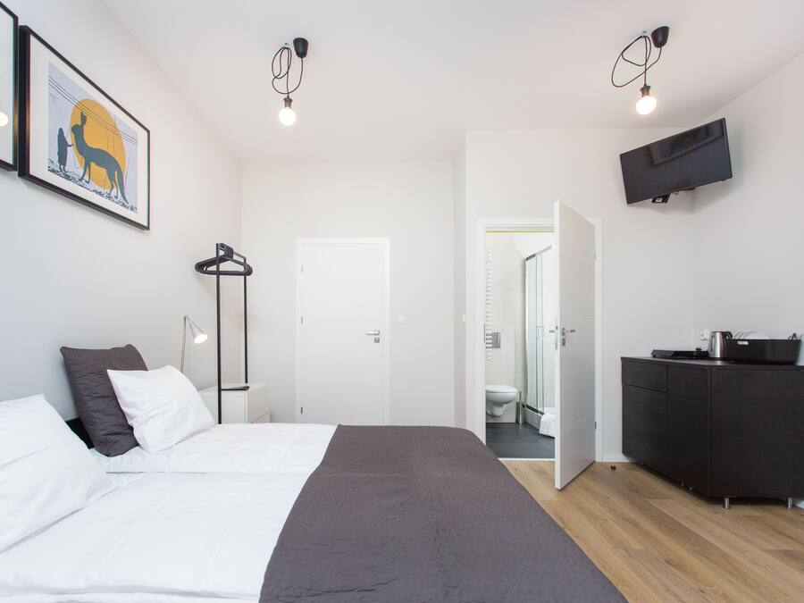 Deluxe Apartment (2nd floor, 5) | Desk, iron/ironing board, free WiFi