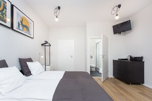 Deluxe Apartment (2nd floor, 5) | Desk, iron/ironing board, free WiFi