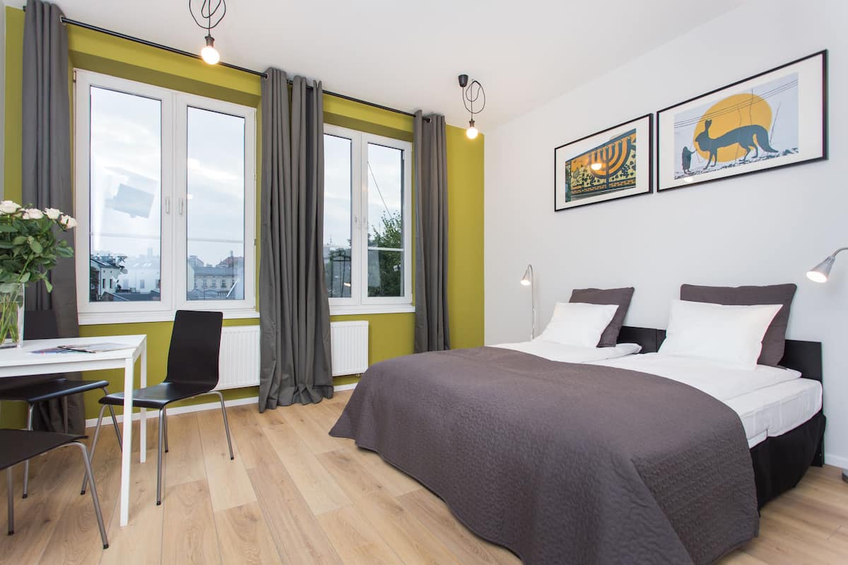 Deluxe appartement (2nd floor, 5) | Een bureau, een strijkplank/strijkijzer, gratis wifi