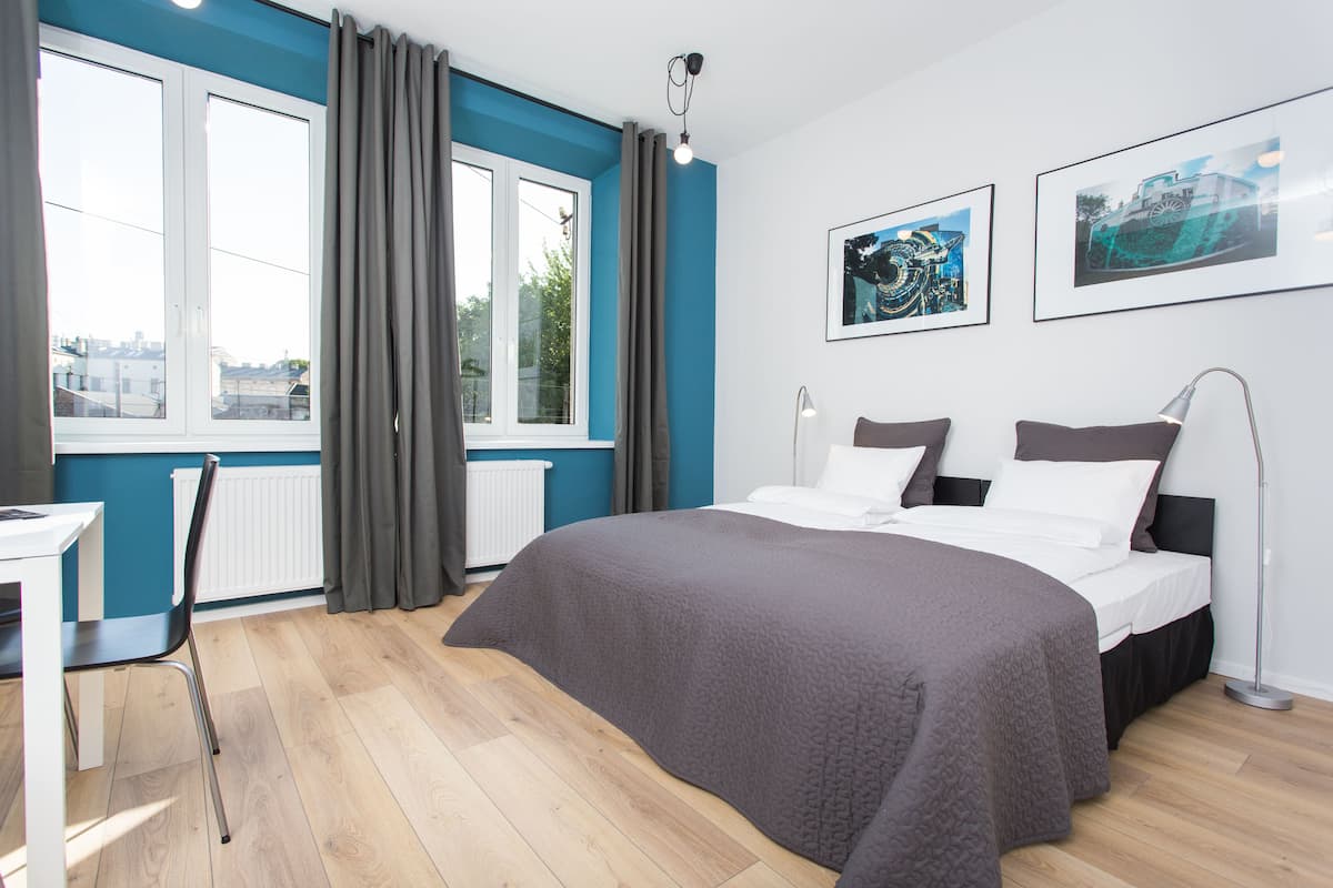 Deluxe appartement (1st floor, 2) | Een bureau, een strijkplank/strijkijzer, gratis wifi