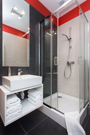 Kamar Triple Standar (2nd floor, 6) | Kamar mandi | Shower, pengering rambut, handuk, dan tisu toilet