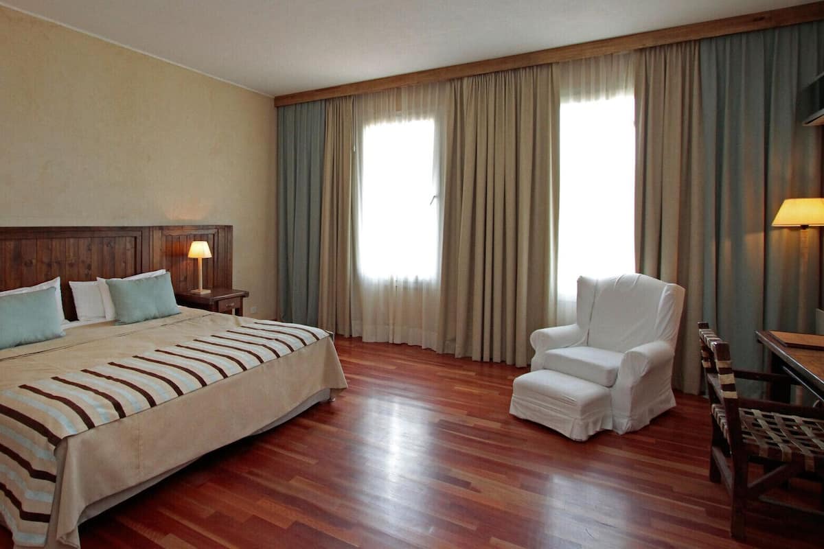 Ropa de cama de alta calidad, edredón, camas con pillow-top y minibar