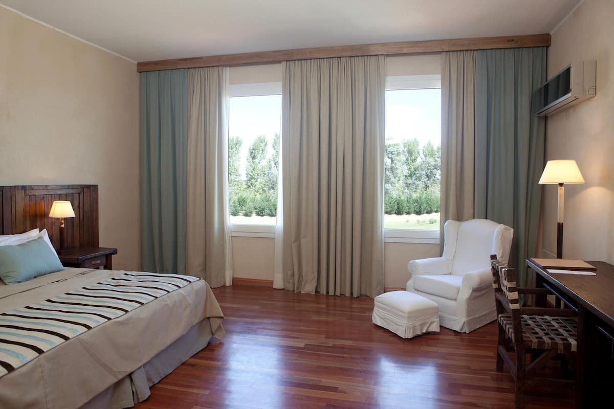 Ropa de cama de alta calidad, edredón, camas con pillow-top y minibar