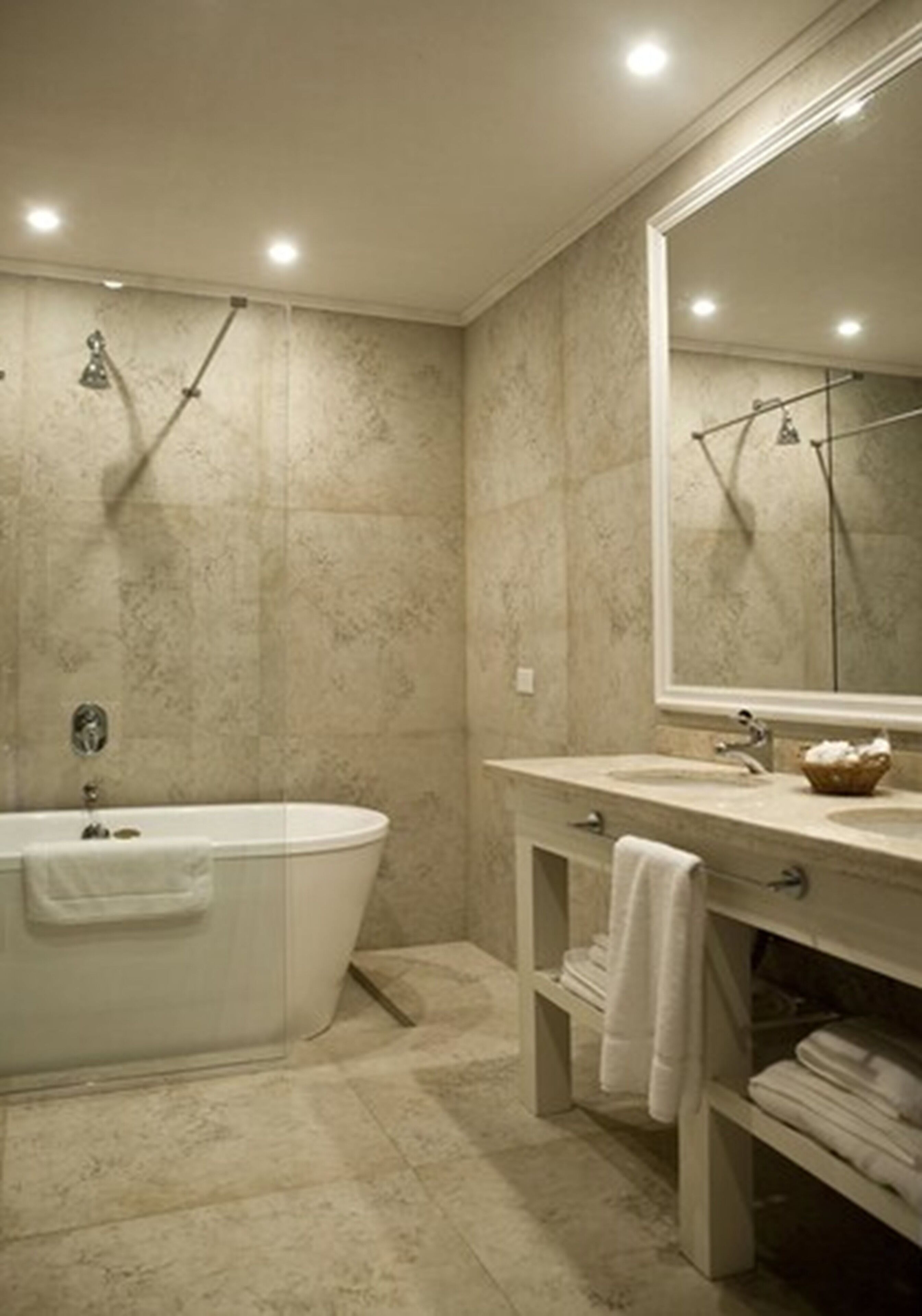 Bañera y ducha independientes, bañera profunda