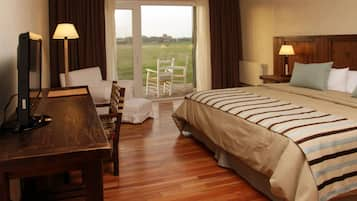 Junior Room | Premium bedding, down duvets, pillow-top beds, minibar