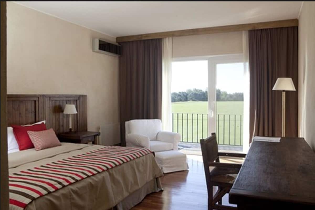 Habitación junior | Ropa de cama de alta calidad, edredón, camas con pillow-top y minibar