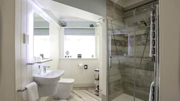 Artículos de tocador gratuitos, secador de pelo, toallas, jabón