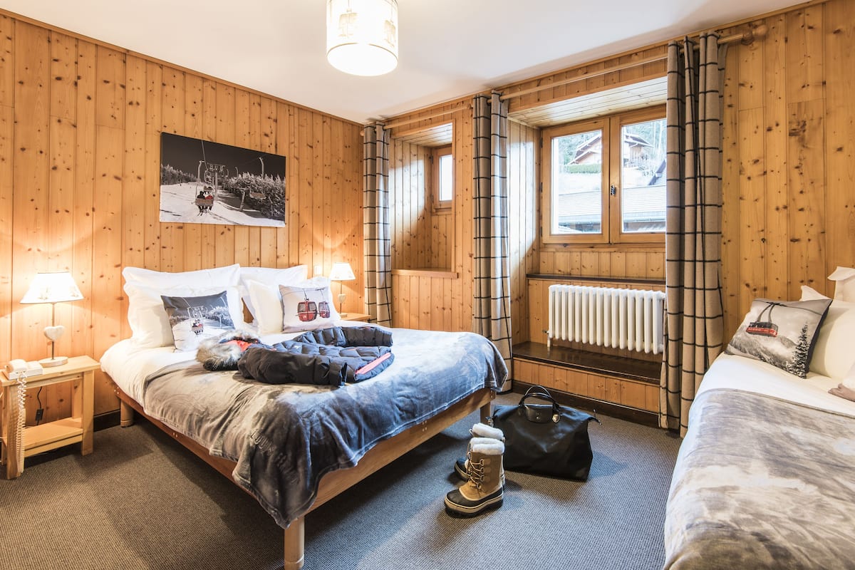 family room | 1 bedroom, premium bedding, individually decorated