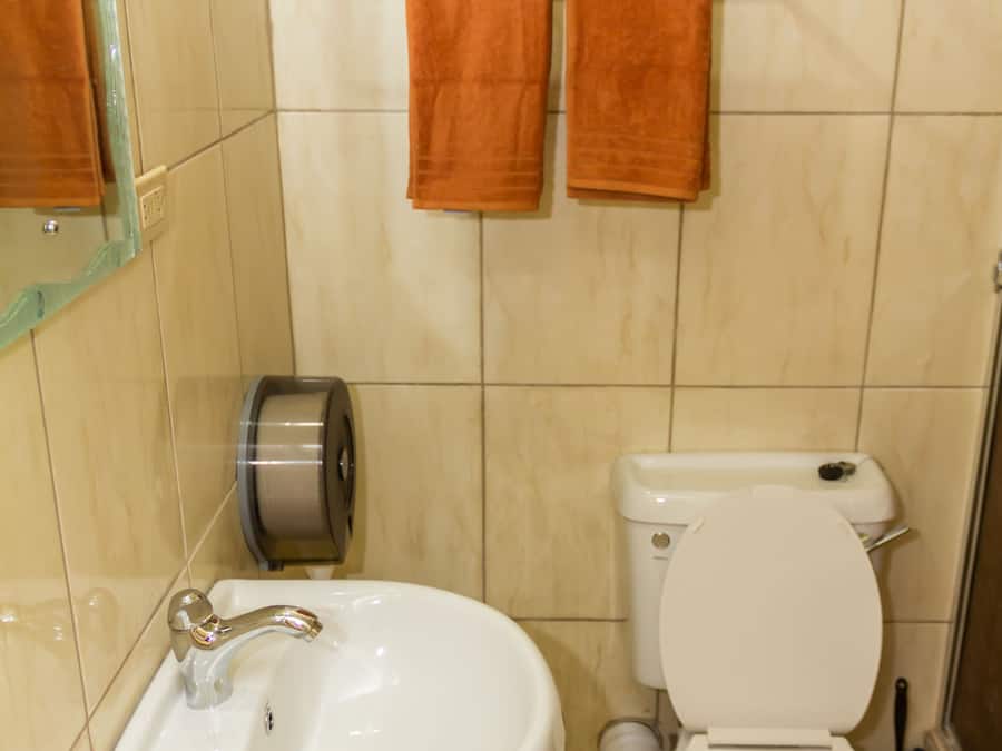 Comfort Apartment, 1 Bedroom (Nylon Pool Suite) | Bagno | Doccia, soffione a pioggia, asciugamani