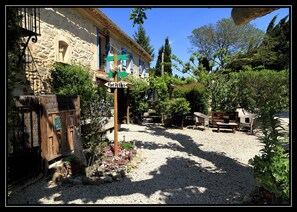 Front of property - Mas Saint Antoine (Rognonas)