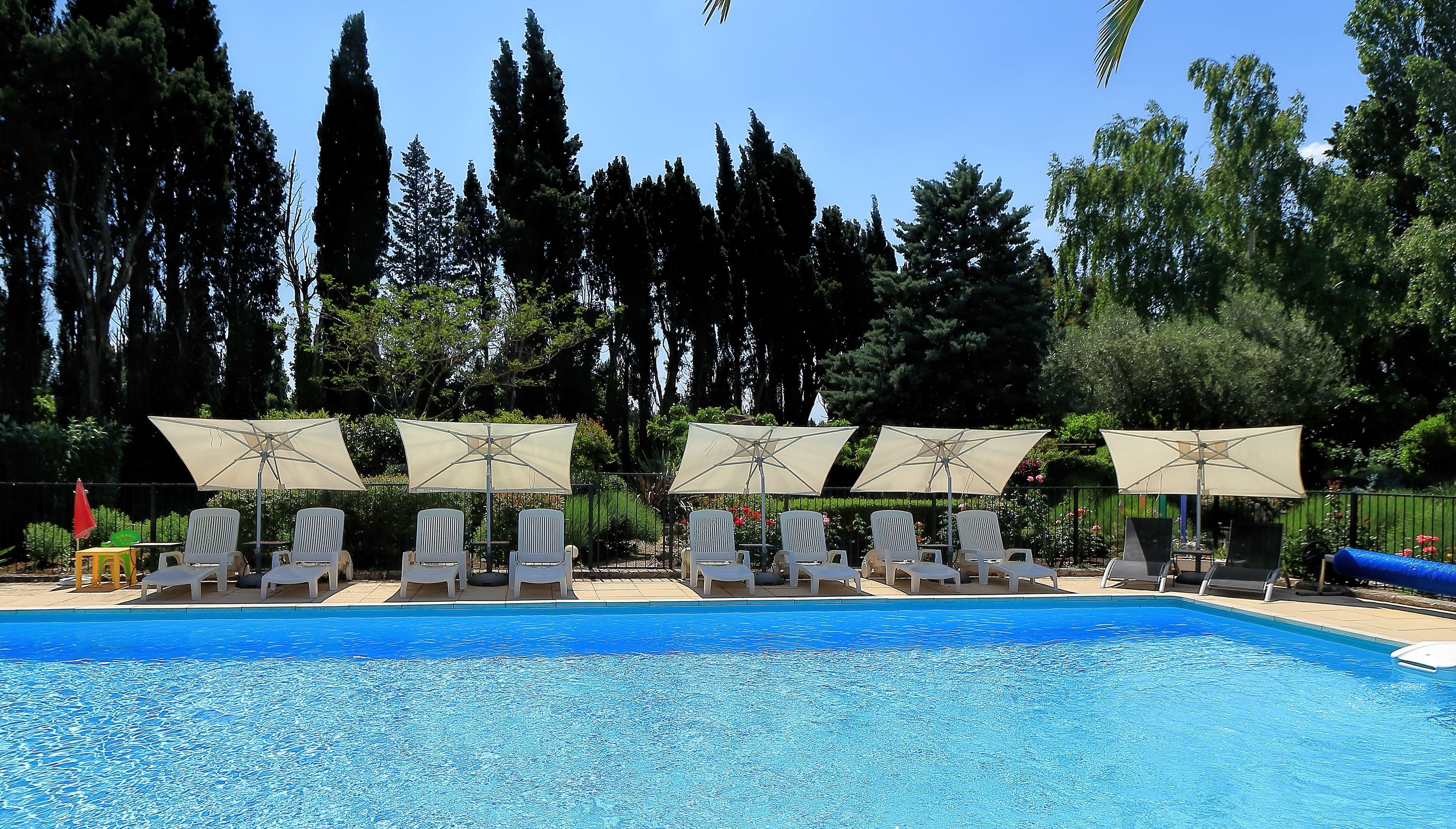 حمّام سباحة خارجي موسمي، مظلات على حمّام السباحة، مقاعد للتشمس