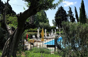 Piscine extérieure (ouverte en saison), parasols de plage
