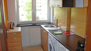 Suite Desain, 1 kamar tidur, dapur | Dapur kecil pribadi | Lemari es, microwave, kompor, dan mesin pembuat kopi/teh