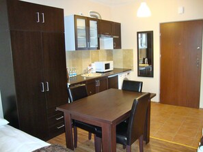 Suite estudio exclusiva, 1 habitación, cocina básica | Cocina básica privada | Frigorífico, microondas, placa de cocina y cafetera o tetera