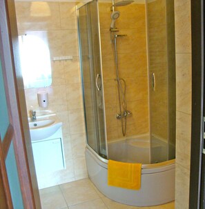 Superior Penthouse, 3 Bedrooms, Kitchenette | Bathroom | Free toiletries, hair dryer, towels - Dolna Suites Kraków Poland (Kraków)