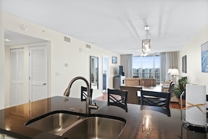 Condo, 2 chambres, vue sur l’océan (1002) | Cuisine privée | Réfrigérateur, four à micro-ondes, un four, surface de cuisson