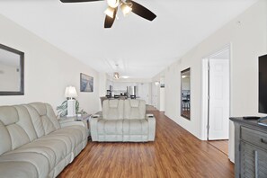 Condo, 2 habitaciones, vista al océano (1002) | Área de sala de estar | Televisión 