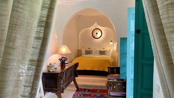 Deluxe Studio (Green Tea) | Premium bedding, in-room safe, blackout drapes, soundproofing